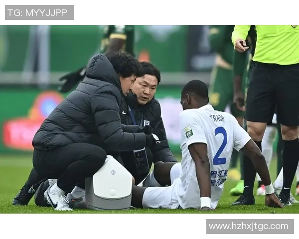 某球星足球场惊现跪地滑行一圈瞬间引发全场热议与掌声