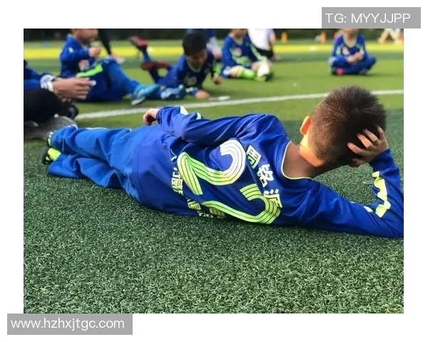 绿茵巨星欢聚畅谈足球人生共度激情欢乐时光