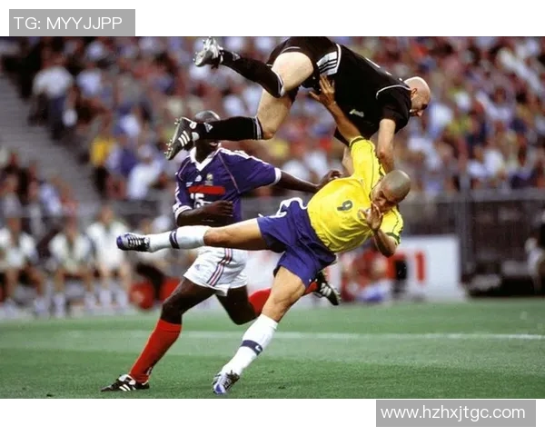 足球球迷与球星亲密互动的幕后故事与精彩瞬间分享 足球球迷与球星亲密互动的幕后故事与精彩瞬间分享